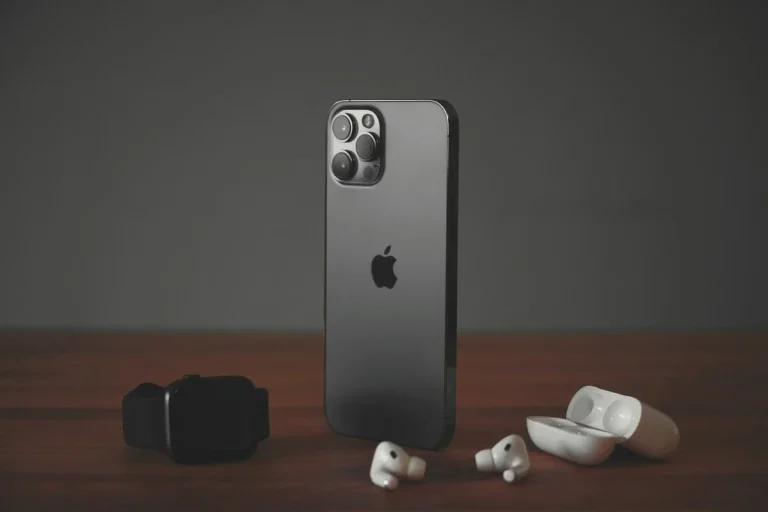 designul telefoanelor apple cum reușesc să rămână relevante și atractive